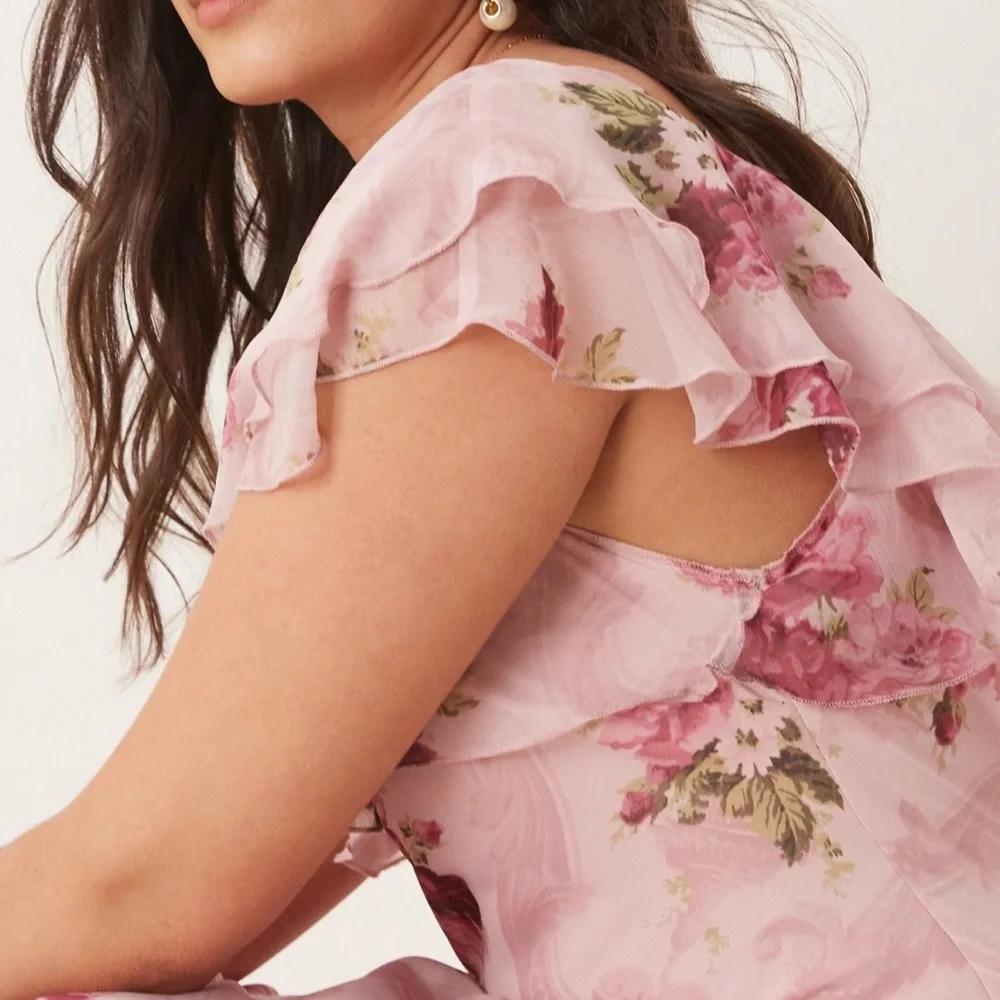 ASOS Design Curve ruffle maxi dress with flutter sleeves in pink floral print - Picture 2 of 12